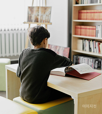 도서관에서 공부하는 어린이